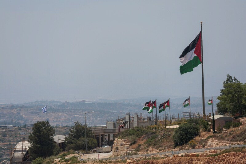 Drapeaux israéliens et palestiniens près de Ramallah, en Cisjordanie occupée (2 juin)