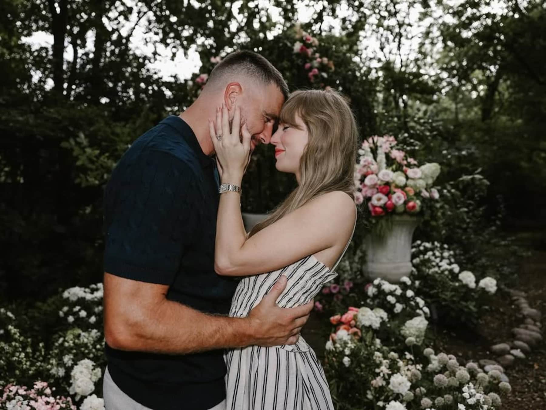 De la bague à un million au coup de fil à sa mère: tout ce qu’il faut savoir sur les fiançailles de Taylor Swift 