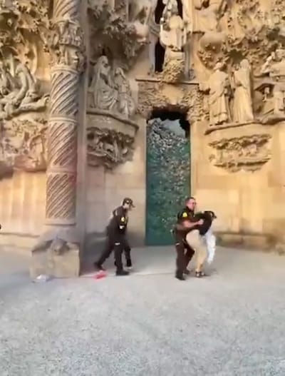 La Sagrada Familia aspergée de peinture rouge par deux militantes