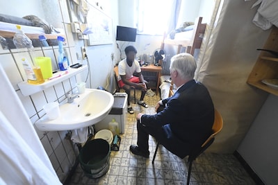 Le roi Philippe a visité une prison surpeuplée et s’est entr