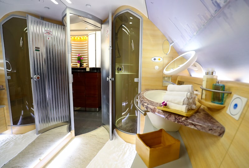 Une salle de bains à bord d’un Airbus A380 d’Emirates. À l’avenir, ce type de dispositif pourra devenir privatif.