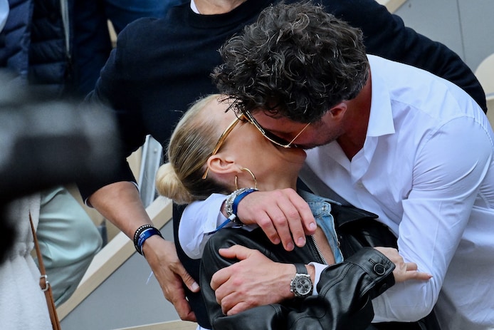 Câlins et baisers langoureux: Laeticia Hallyday affiche son amour pour  Frédéric Suant à Roland Garros | People | 7sur7.be